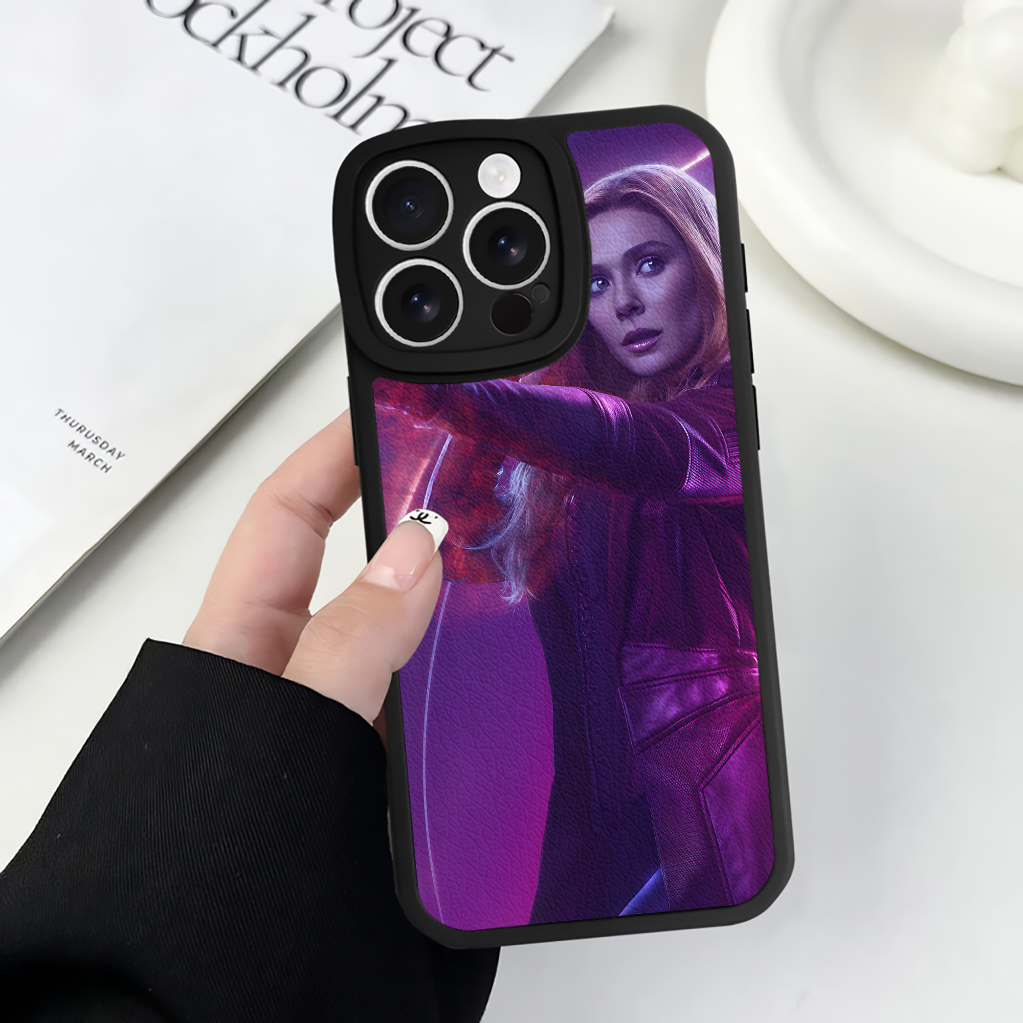 （画像用） アベンジャーズ The Avengers 【iPhone 16シリーズ対応】シリコンスマホケース（レザー調） 材質：シリコン